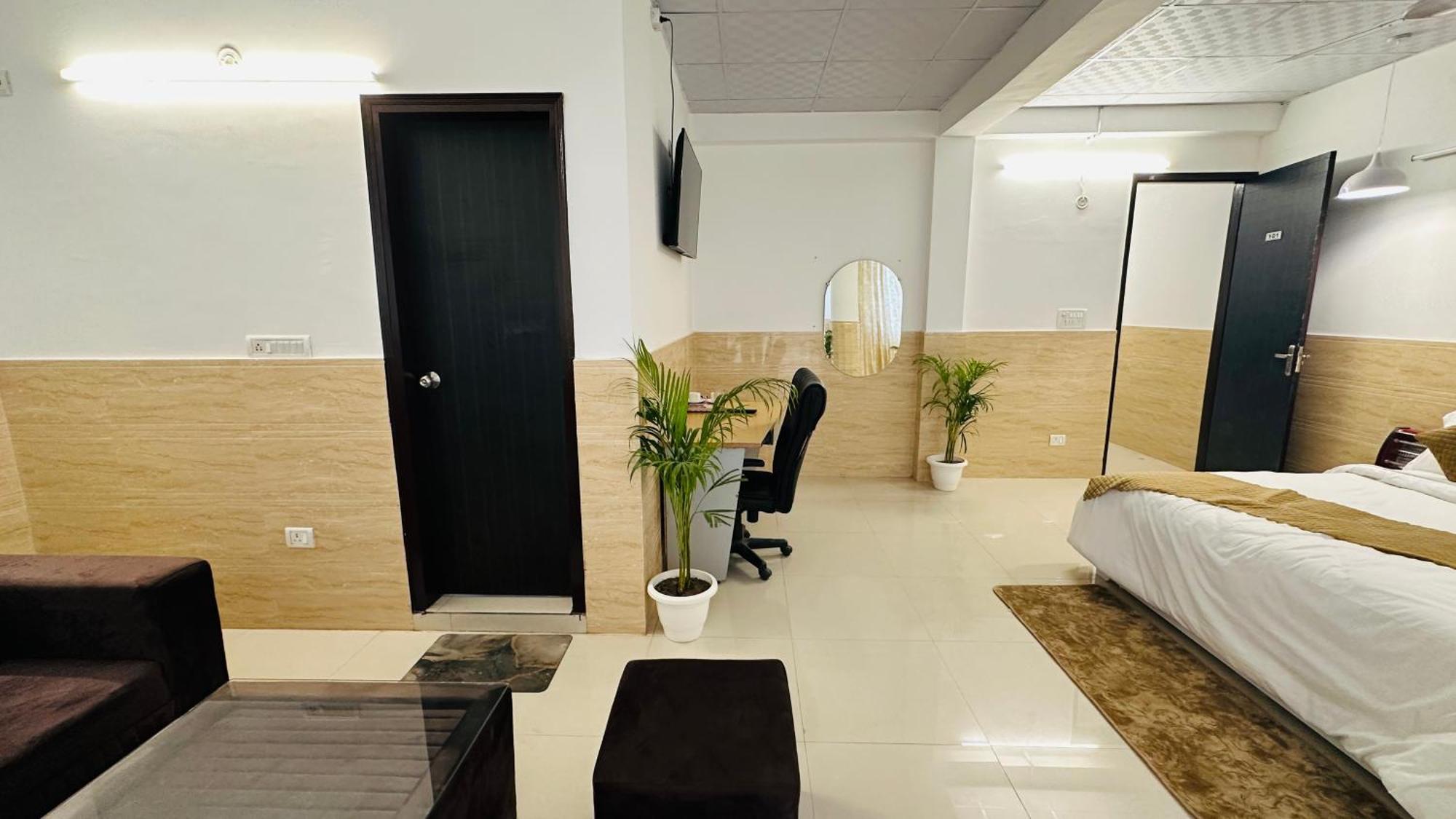 Dr White House - Noida Sector 18 Hotel Exterior photo