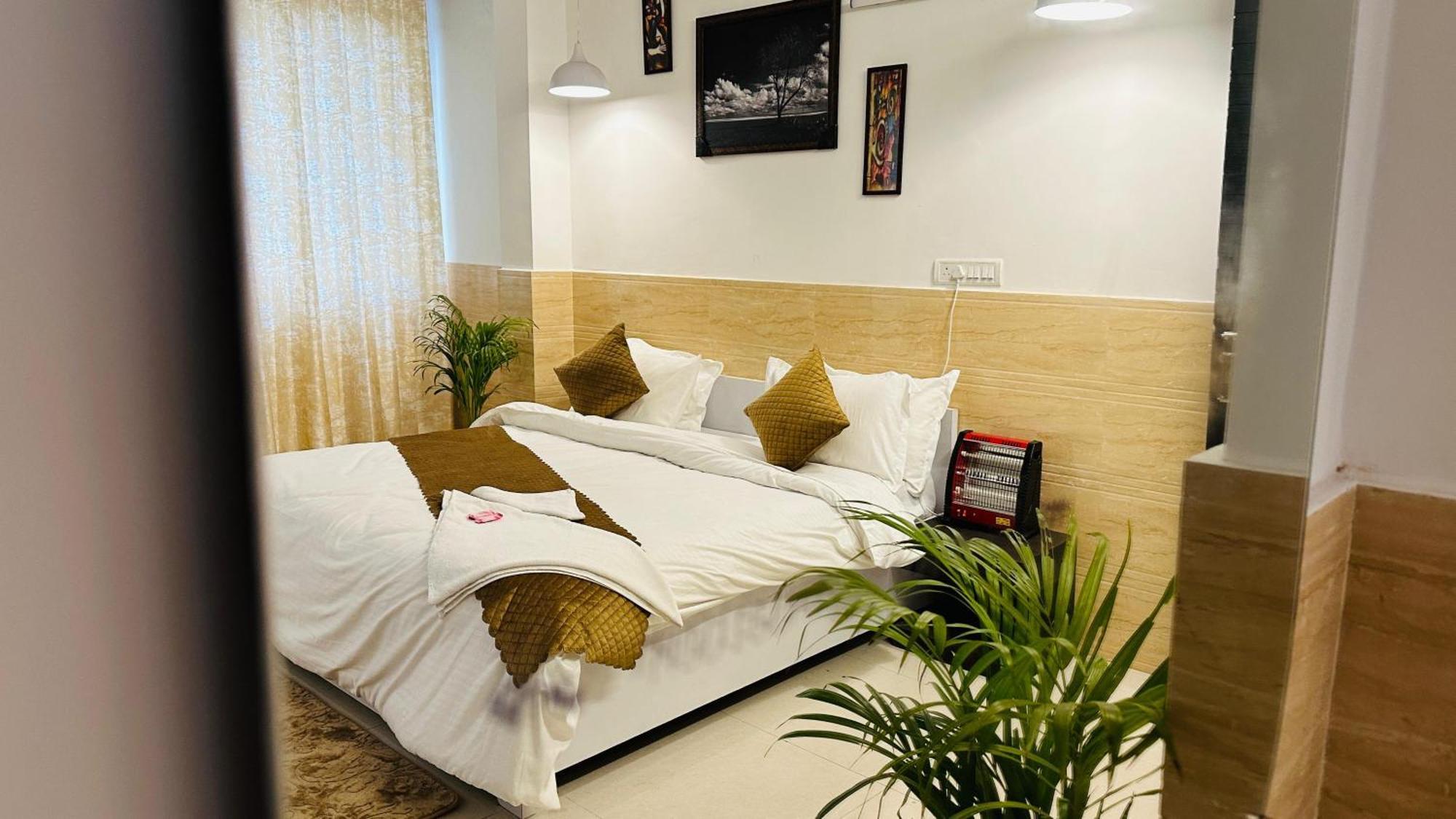 Dr White House - Noida Sector 18 Hotel Exterior photo