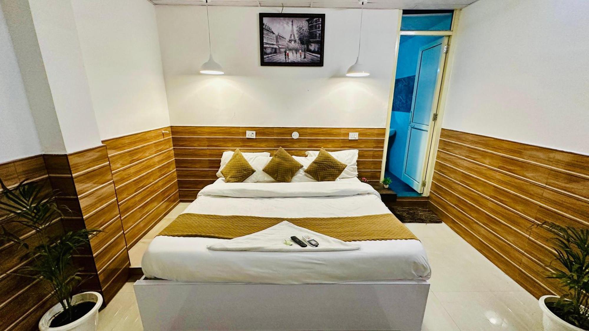 Dr White House - Noida Sector 18 Hotel Exterior photo