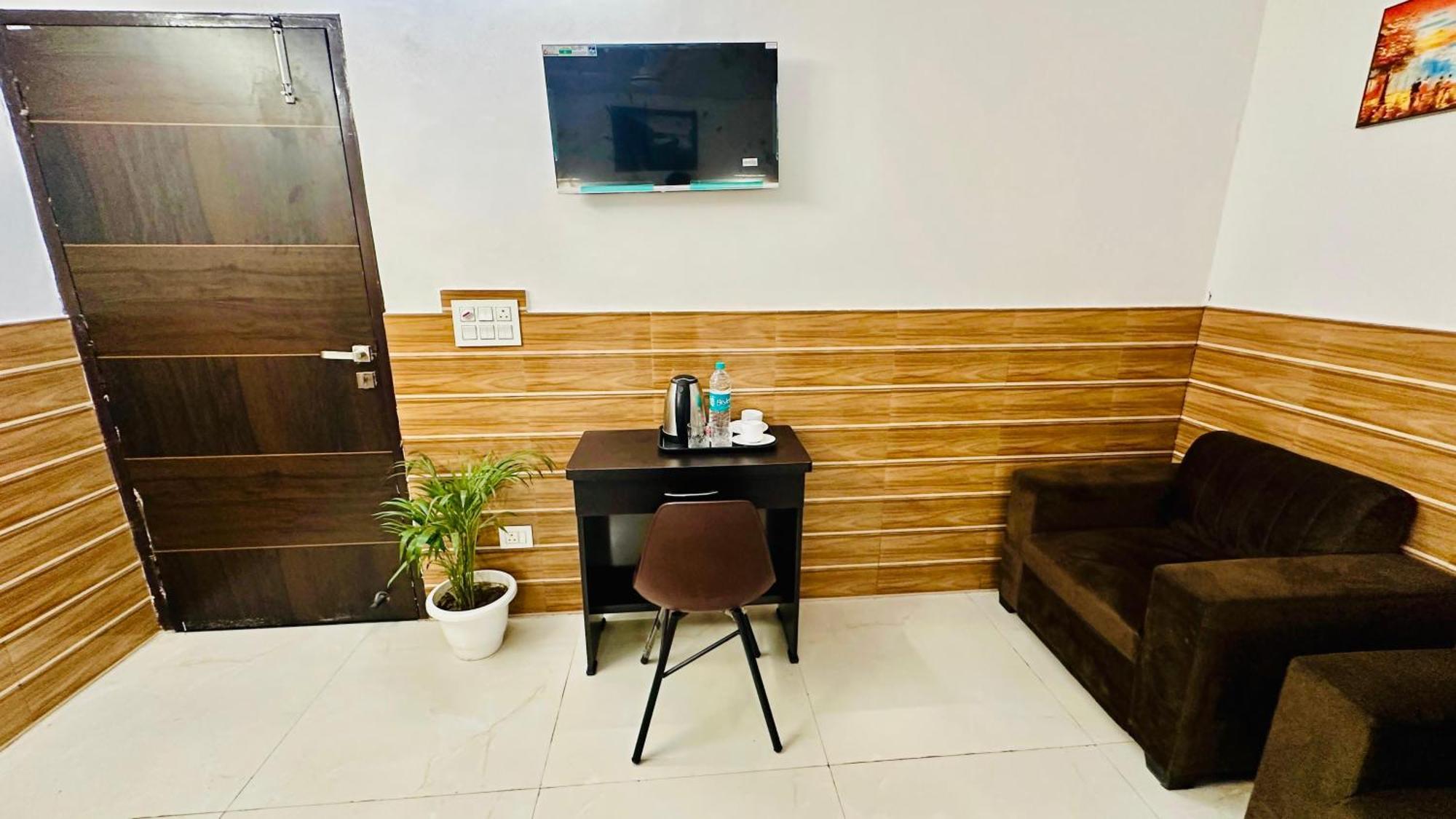 Dr White House - Noida Sector 18 Hotel Exterior photo
