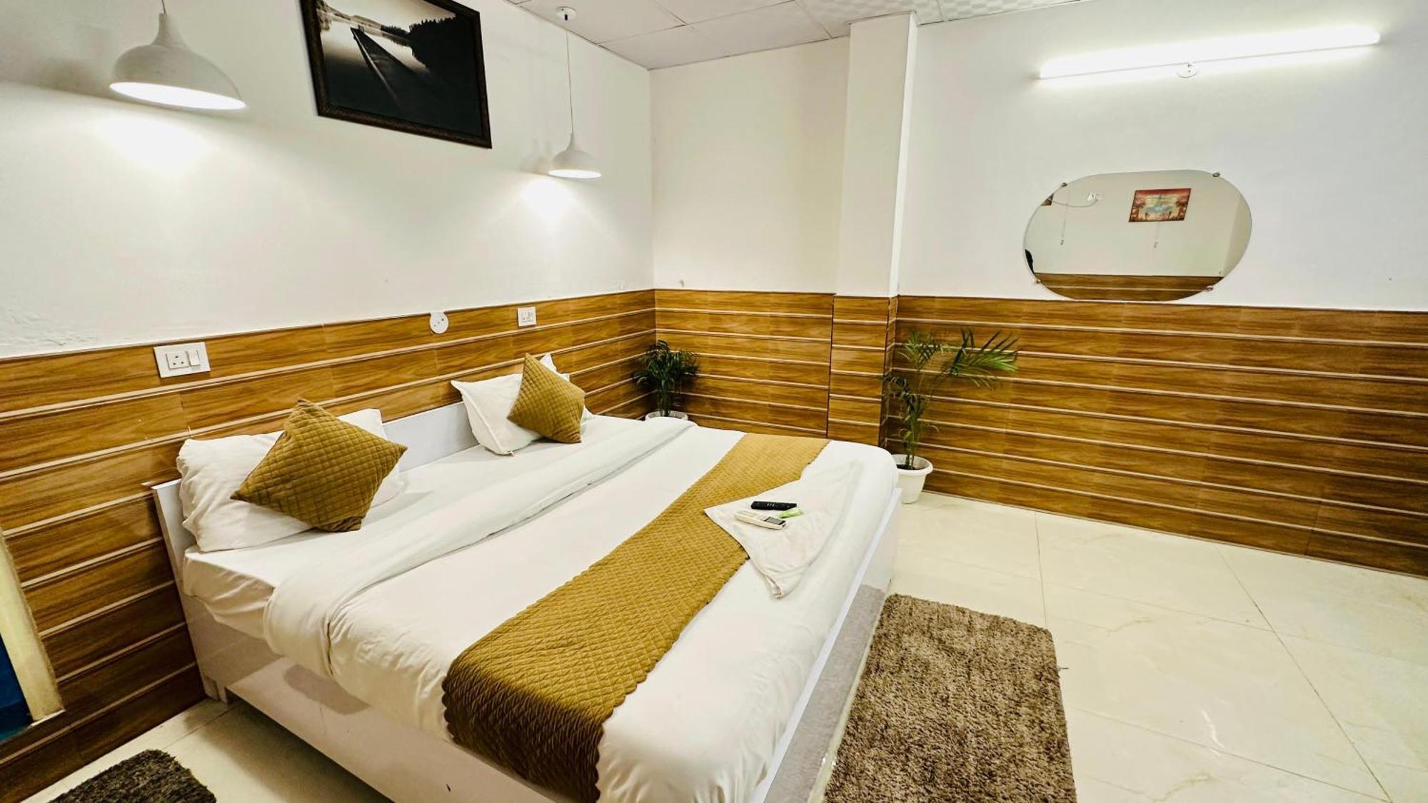Dr White House - Noida Sector 18 Hotel Exterior photo